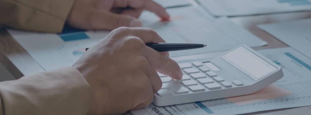 financiële meeting, handen zichtbaar, berekenen