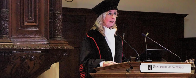 Afbeelding met Menselijk gezicht, persoon, kleding, microfoon 