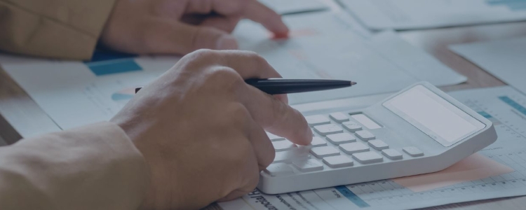 financiële meeting, handen zichtbaar, berekenen