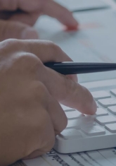 financiële meeting, handen zichtbaar, berekenen